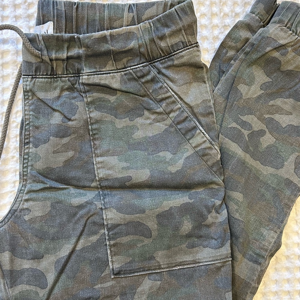 Bella Dahl Camouflage Jogger Pants